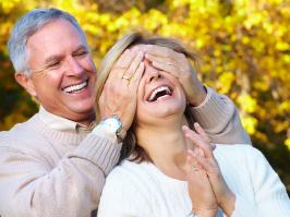 Pareja de esposos mayores scon una sonrisa perfecta gracias a Dentix