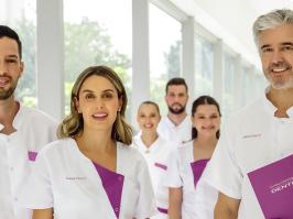 Odontólogos de Dentix sonriendo por el día del Odontólogo  