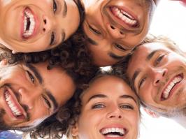 Jóvenes felices mostrando su sonrisa perfecta en el día mundial de la Sonrisa