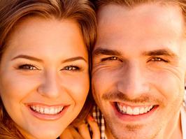 Pareja luego de recuperación con Diastemas