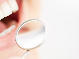 Sonrisa dental en revisión con un espejo