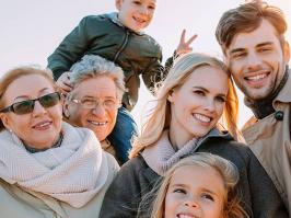Familia feliz con fluor dental 