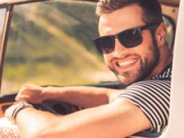 Hombre luce su sonrisa con carillas dentales