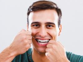 Hombre con ortodoncia
