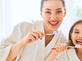 Mamá cuidando la salud oral de su hija