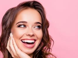 mujer con diseño de sonrisa