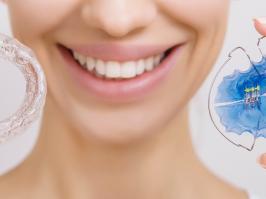Mujer con dos Tipos de Retenedores Dentales