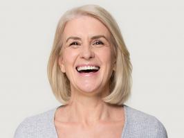 mujer con implantes dentales