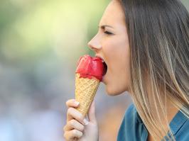 mujer con sensibilidad dental