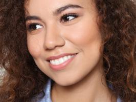 Mujer crespa empezando año con limpieza dental