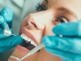 Mujer en cita de estética dental