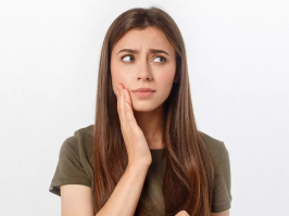Mujer preocupada por la sensibilidad de sus dientes