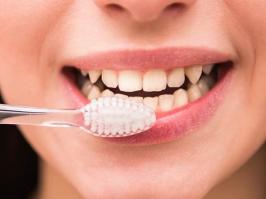 mujer se cepilla de dientes