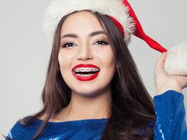 Mujer sonriendo y mostrando sus brackets