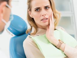 Mujer con dolor en un diente acude al dentista