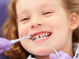 niña en cita odontológica en revisión dental
