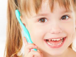Niña sin Fluor o Manchas en sus Dientes