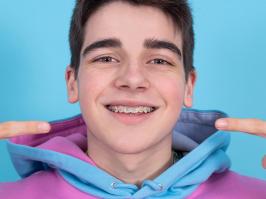 Niño con ortodoncia pediátrica 