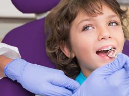 Niño en su cita de odontología pediátrica 