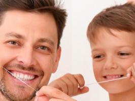 Padre e Hijo usando hilo dental