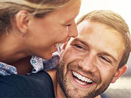 Pareja sonríe con blanqueamiento dental
