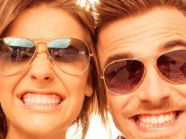 Pareja corrige problema de dientes amarillos