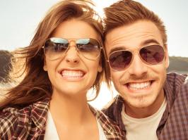 pareja sonríe en año nuevo