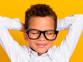 Niño relajado disfrutando de su semana de receso   
