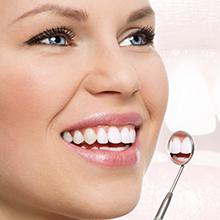 Mujer con blanqueamiento dental sonriendo