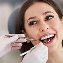 Mujer en consulta odontológica para revision de caries