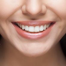 Mujer con diseño de sonrisa sonriendo