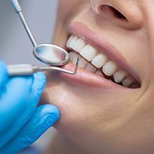 Mujer recibiendo limpieza dental