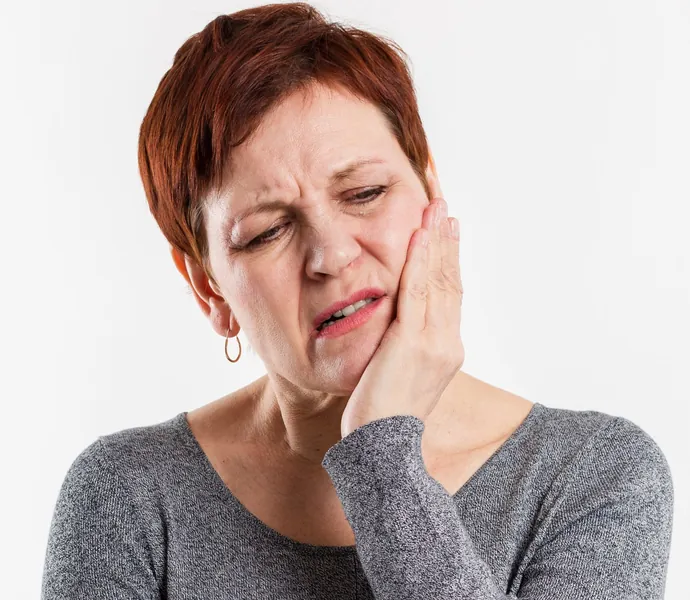 Mujer con dolor de muela por caries